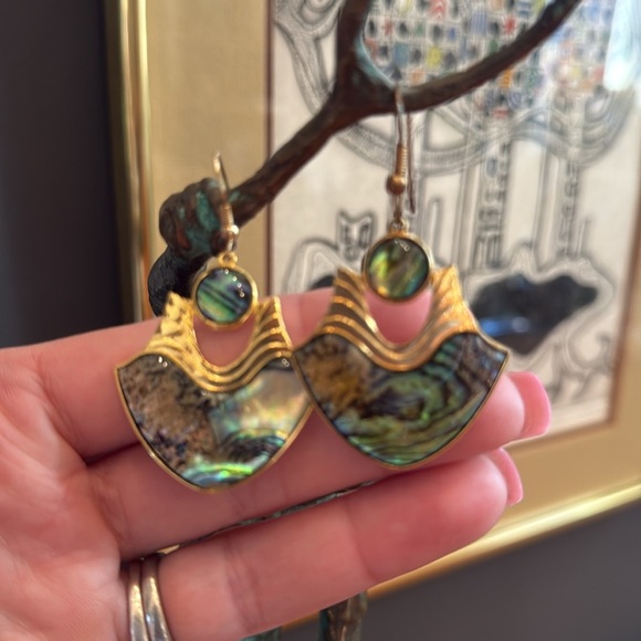 Vintage Gold coloured abalone mother of pearl earrings @ Vuri stamped - Picture 3 of 17